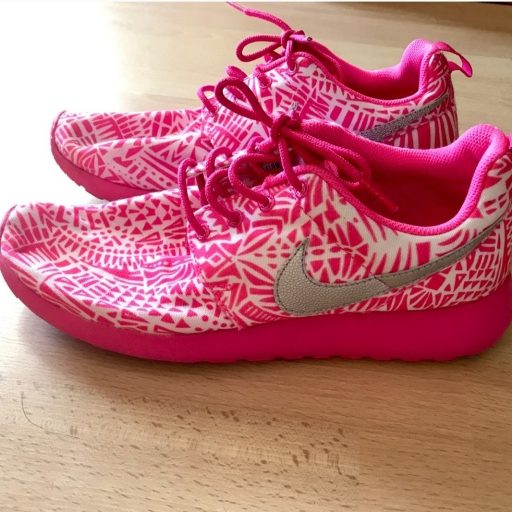 Nike Roshe✨️ Women's Pink Patterned Sneakers